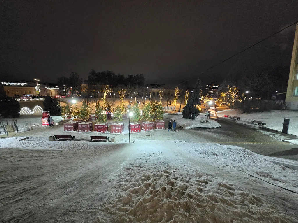 Центрее не бывает! Сразу за памятником ленина в стиле есенинская русь