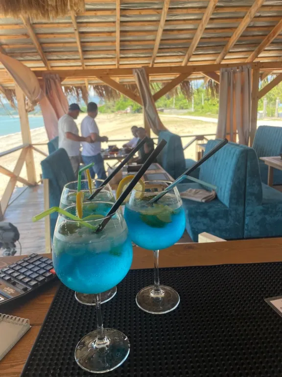 Атмосферные дома a-frame на берегу моря