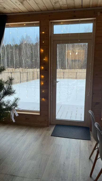 Уютный дом у ручья