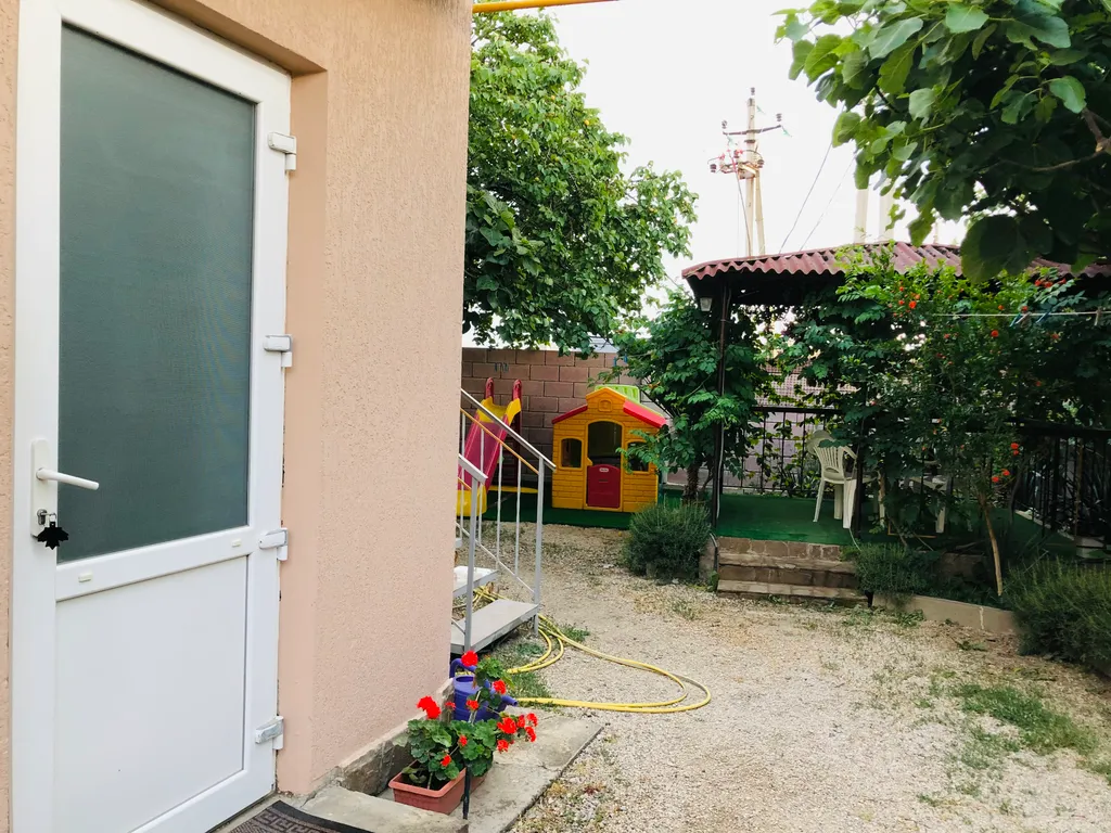 Коттедж Дом с беседкой — Судак