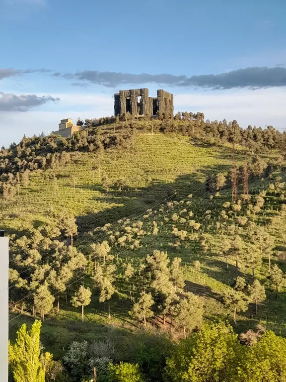 Уютная квартира у моря с видом с балкона на достопримечательности, ели и город