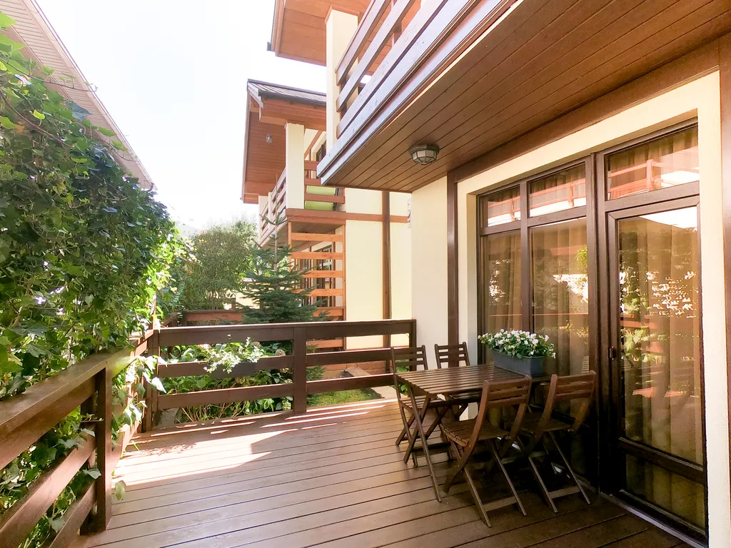 Двухэтажный дом с видом на горы