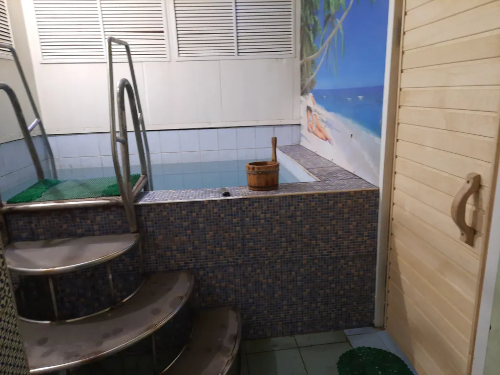 Дом с баней и бассейном