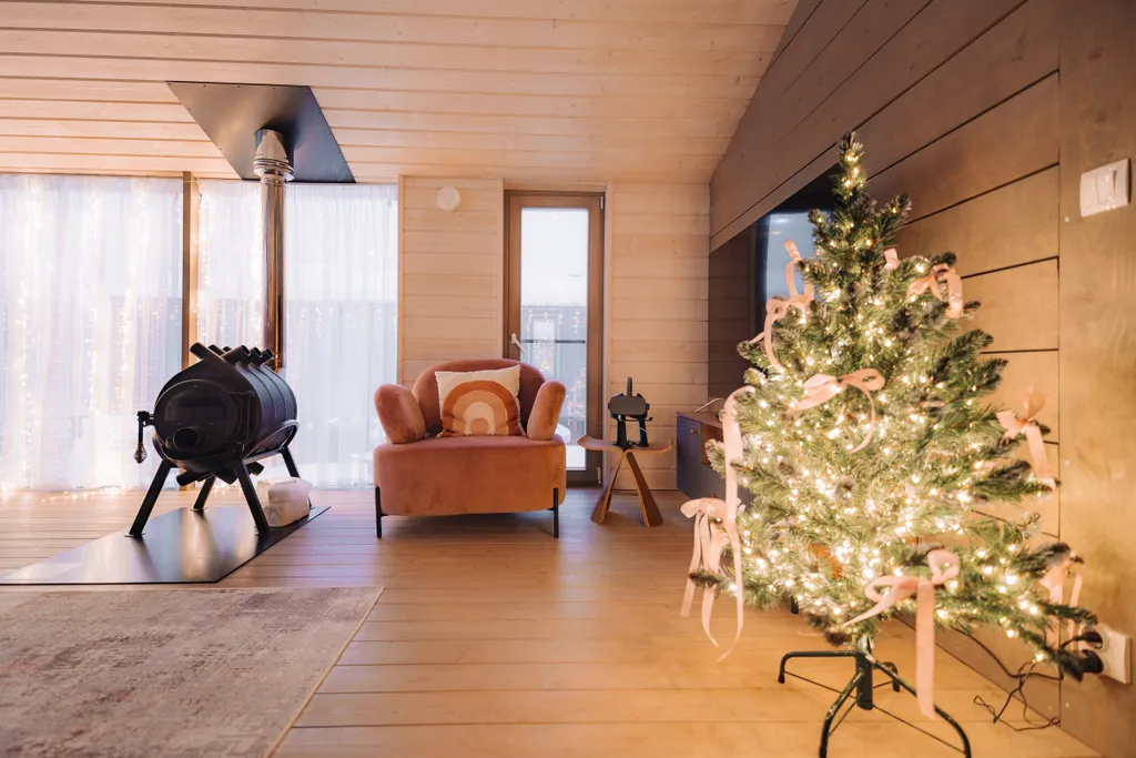 Уютный дом с панорамными окнами и видом на природу