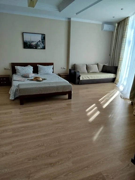 Огромная квартира с бассейном и видом на море