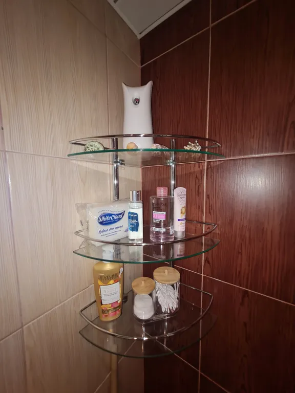 Стильная квартира с большой кроватью.