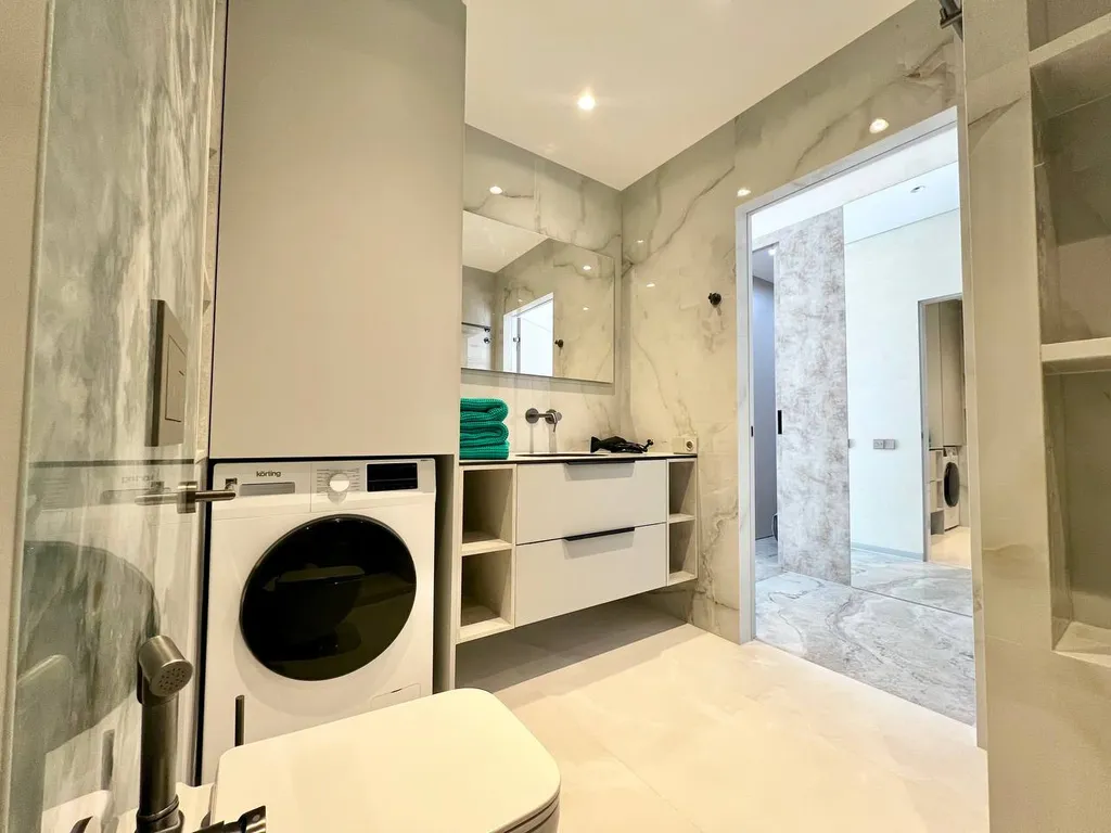 Современный апартамент с бассейном