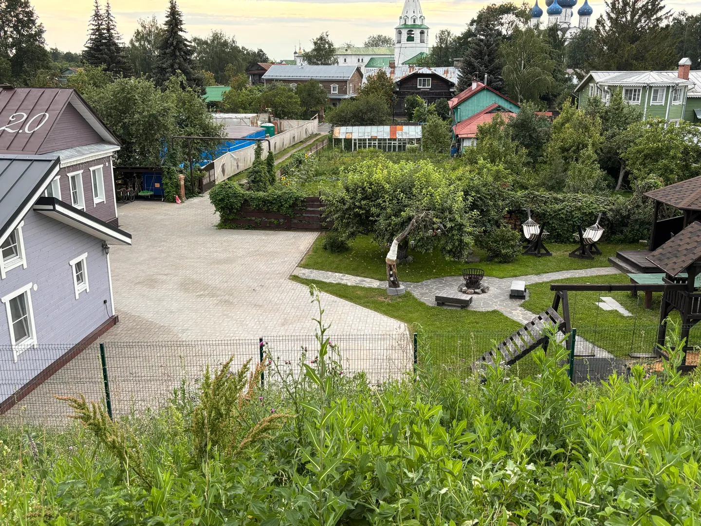 Собственная и безопасная парковка возле дома 