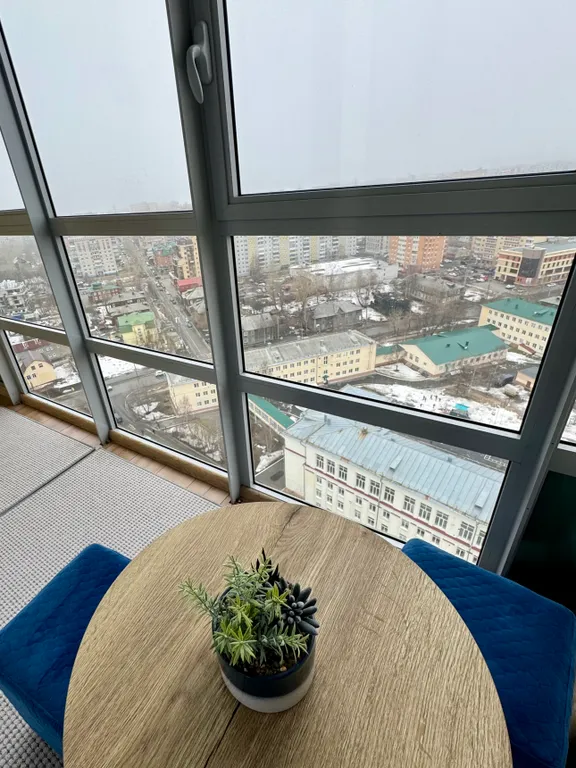 Синяя студия с панорамным окном и видом на закат