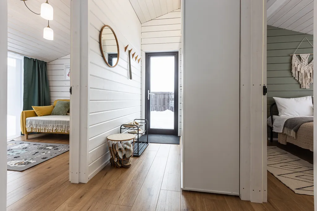 Новый панорамный дом с лесом на участке