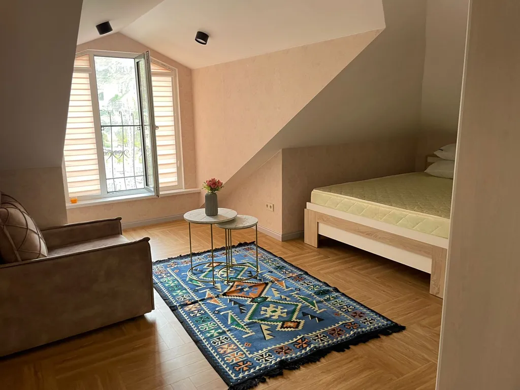 Отдельный этаж, со своим отдельным входом с улицы