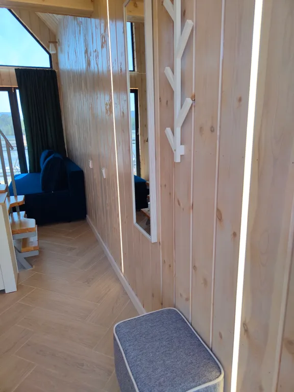 Домик на берегу озера в современном стиле со всеми удобствами