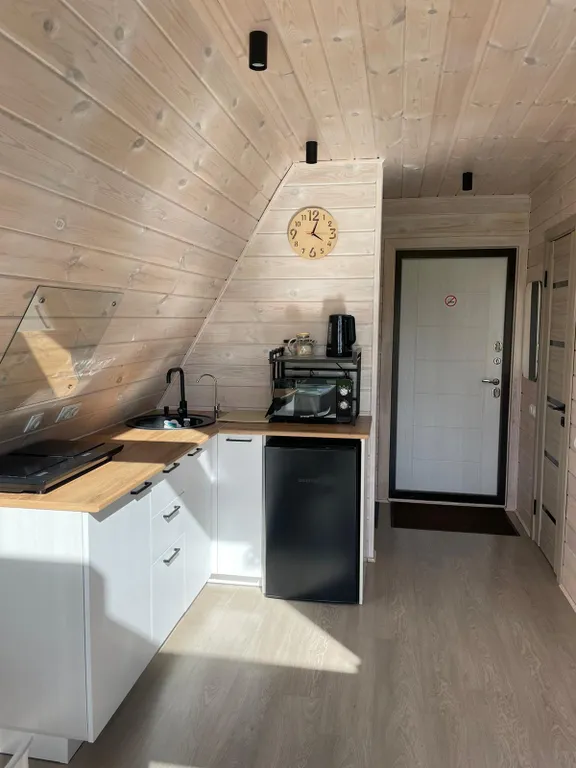 Треугольный домик с видом на горнолыжку