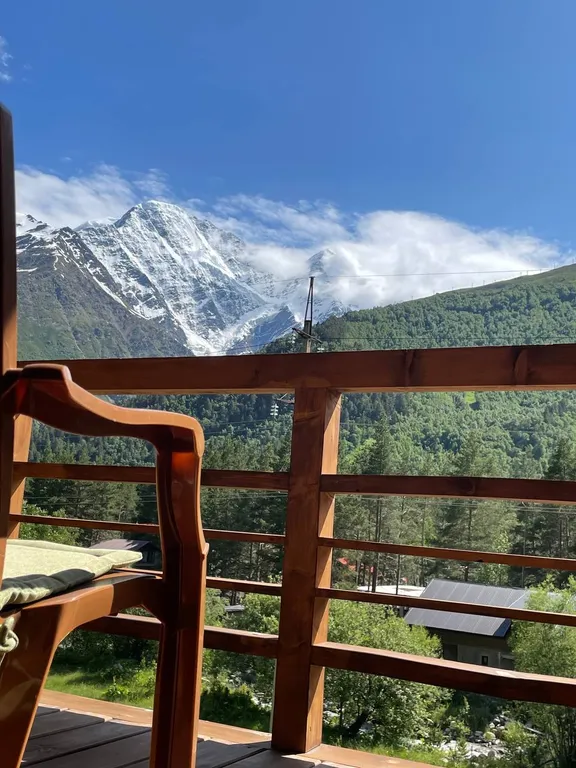 Уютная студия люкс с панорамными окнами с видом на горы