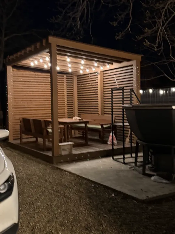 Деревянный дом шале на берегу озера и выходом на реку Кубань