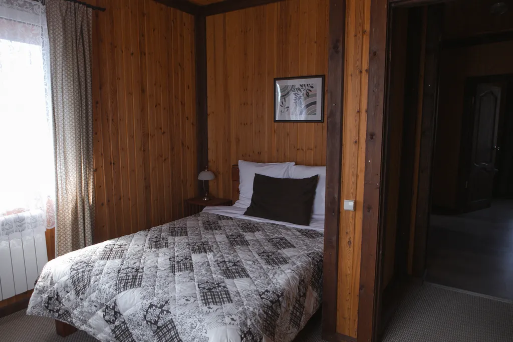 Двухэтажный дом для отдыха на природе с баней