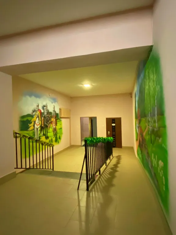 Дом с часами на площади Партизан