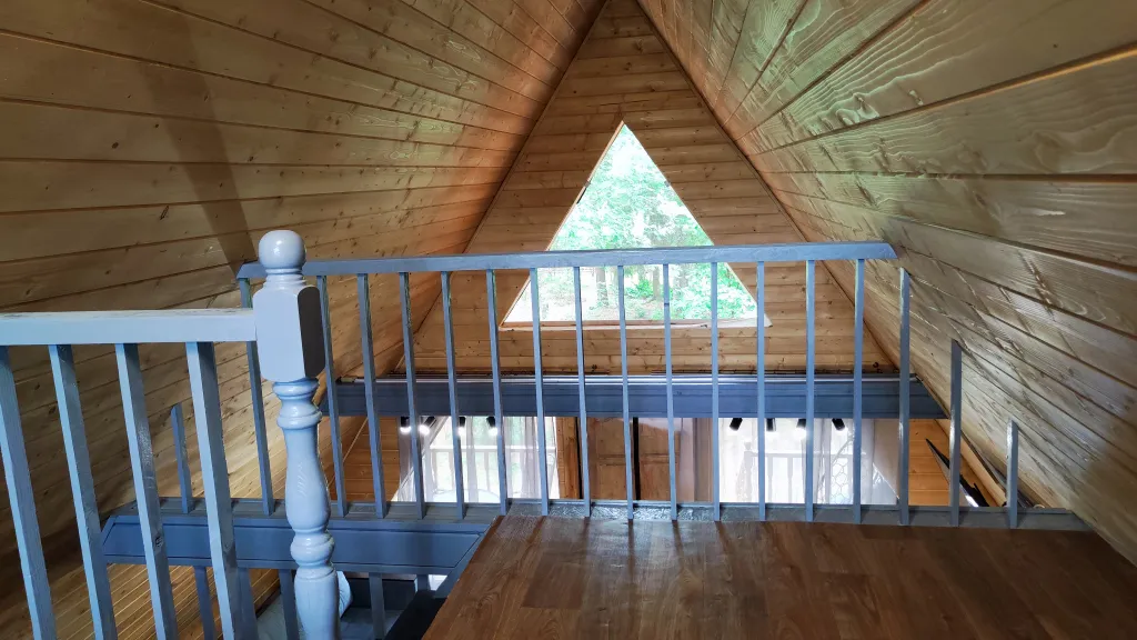 Коттедж Коттедж Амфрейм 6 местный у озера с баней, чаном и детской площадкой с батутом — Ланино