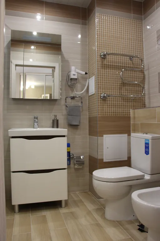 Просторная и комфортабельная евродвушка с балдахином над кроватью