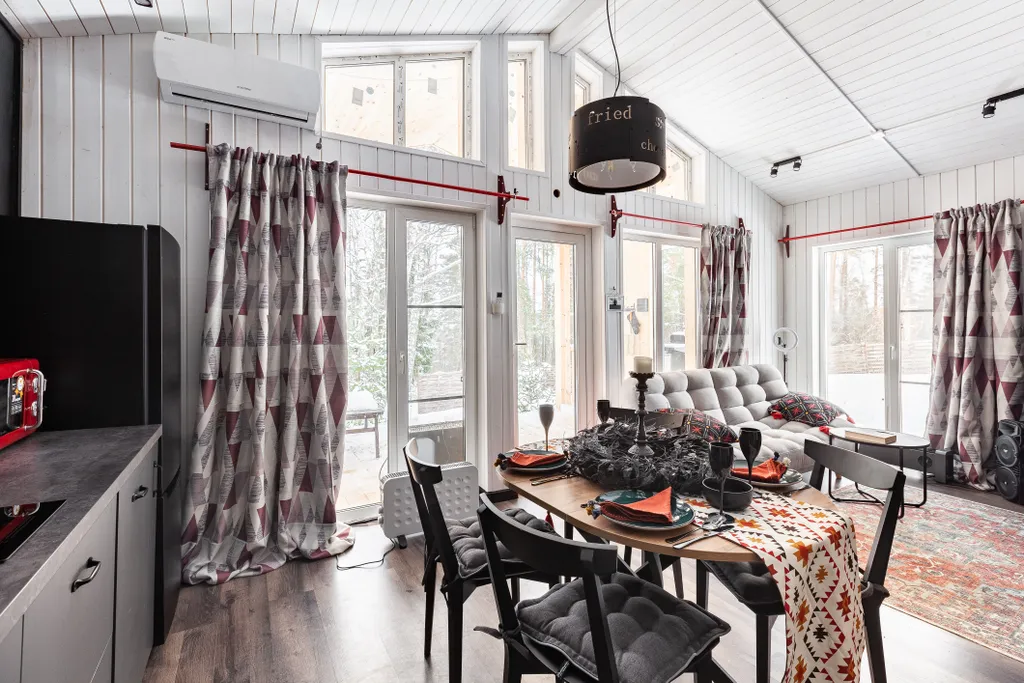 Атмосферный дом с баней в лесу