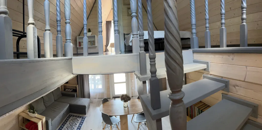 Дом А-Фрейм на берегу реки