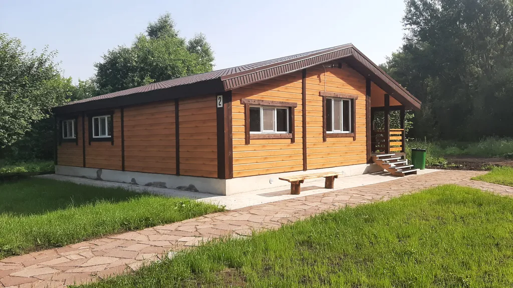 Новые деревянные дома в предгорье Уральских горберегу 3 рек