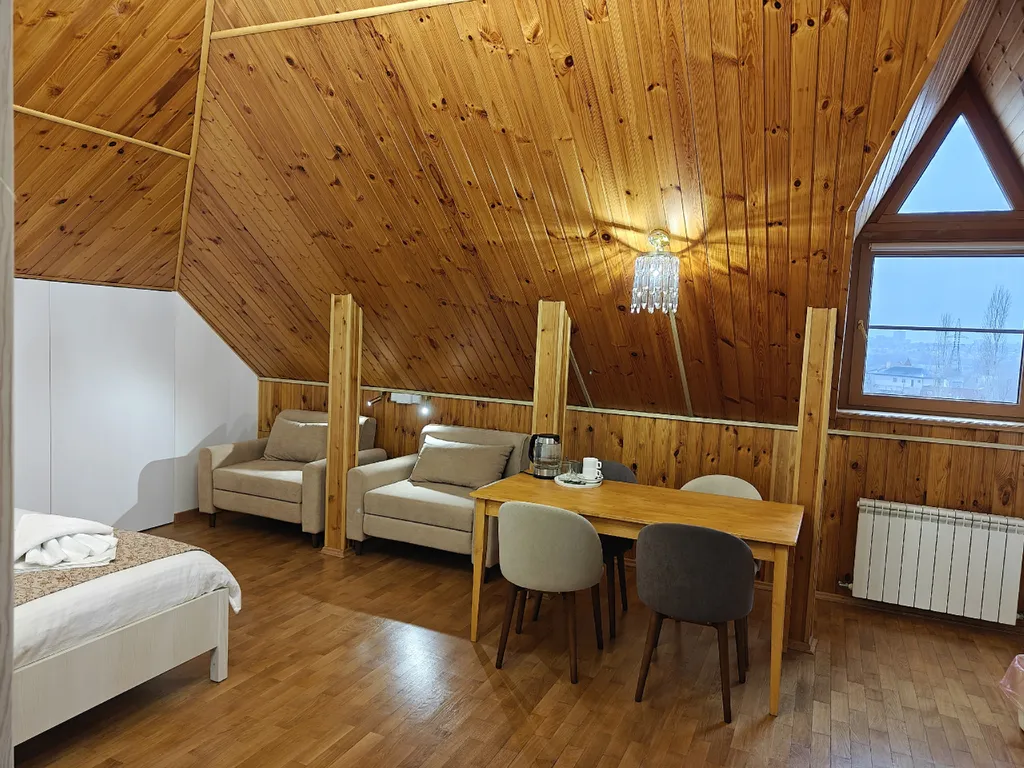 Четырехместный семейный номер с четырьмя кроватями в мансарде