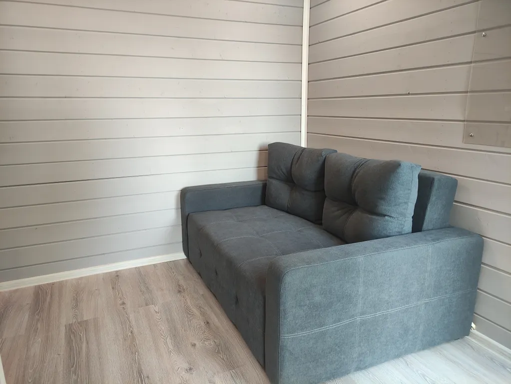 Домик с панорамным остеклением, террасой и видом на озеро