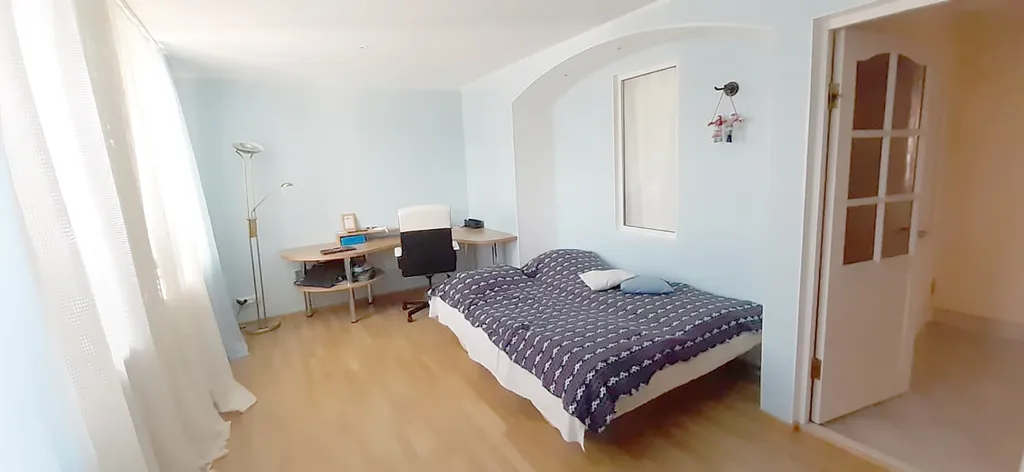 Стильный просторный таун-хаус, с сауной и гриль домиком на лужайке