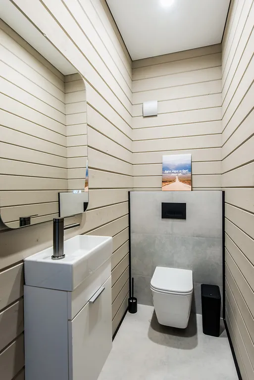 Уютный дом в окружении  леса