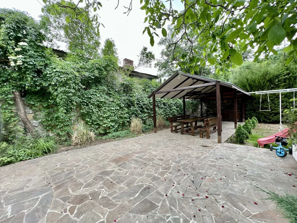 Дом в Гаспре с бассейном и беседкой