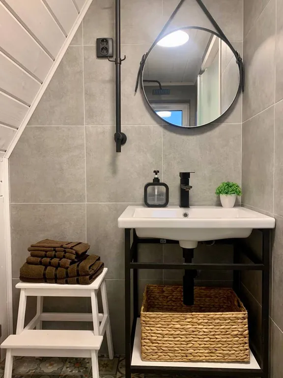 Пpocторный 4-местный А-фрейм с чанoм и банeй нa берегу реки Дубна