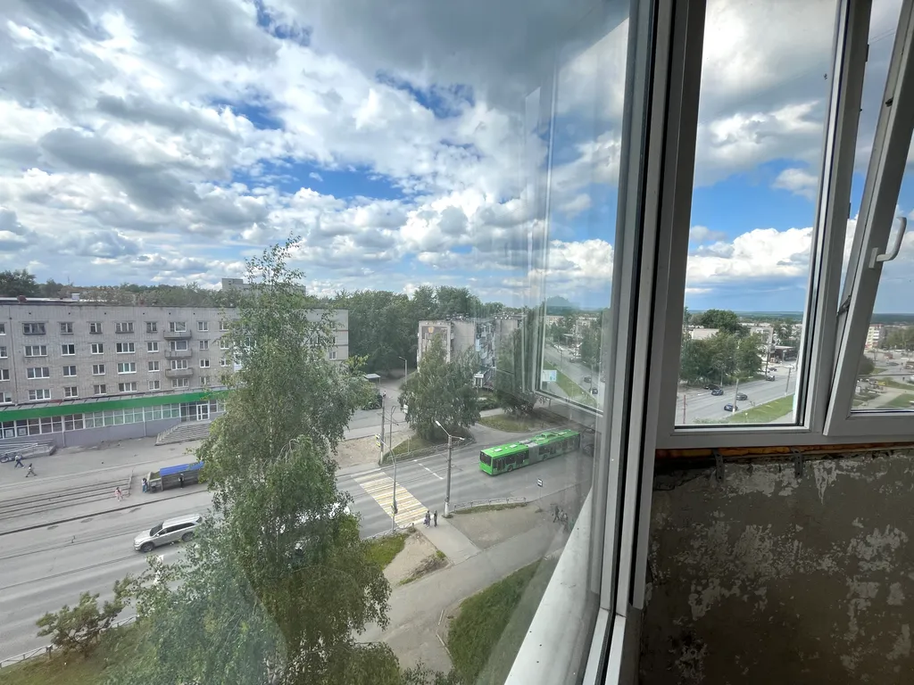 Просторная двухкомнатная с большой кухней у ДК Металлургов