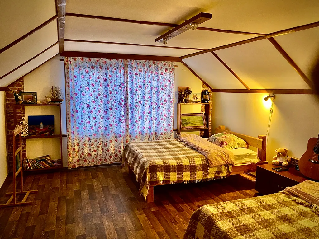 Дом и баня на берегу реки