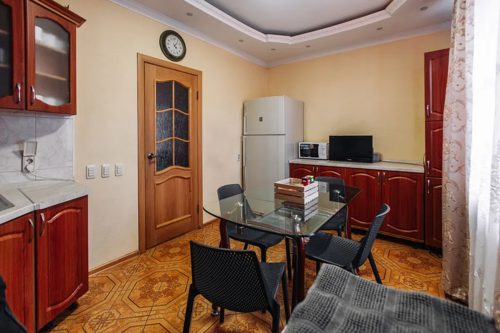 Коттедж в центре города с камином, аэрохоккеем, спортзалом и библиотекой