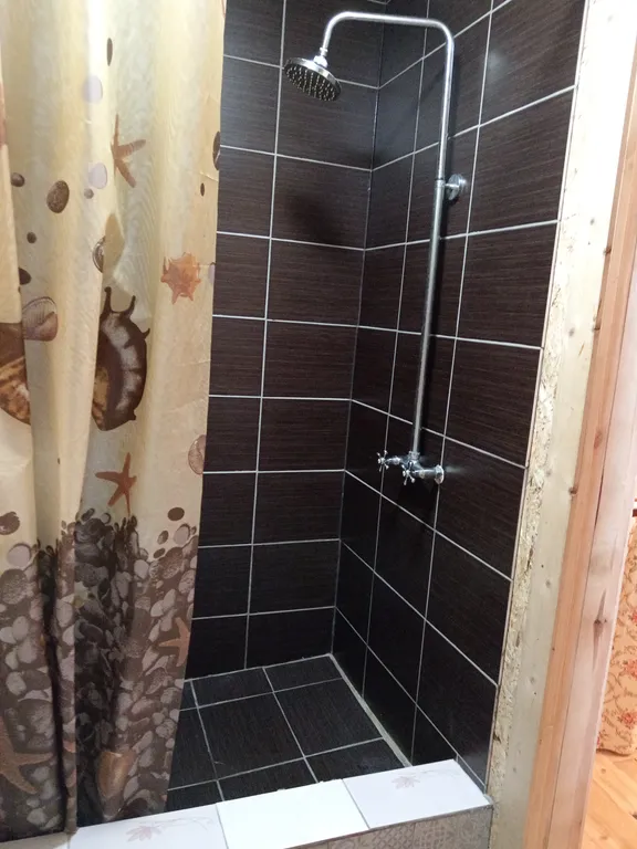 Гостевой дом вдали от берега и шума с кухней, туалетом, душем в доме