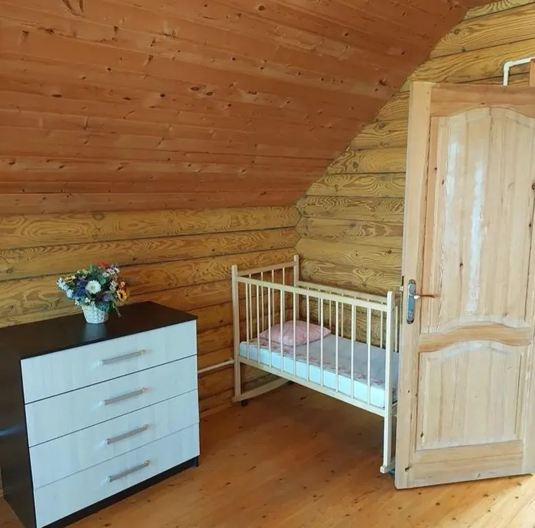 Двухэтажные срубы на берегу моря