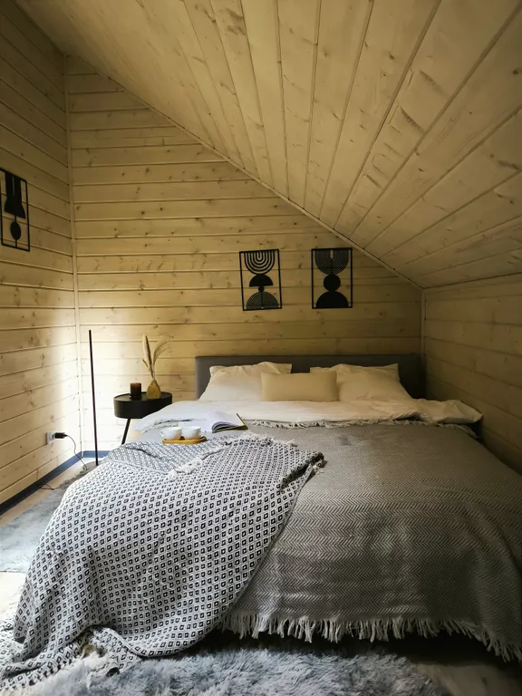 Стильный Барнхаус со вторым светом с видом на сосновый лес