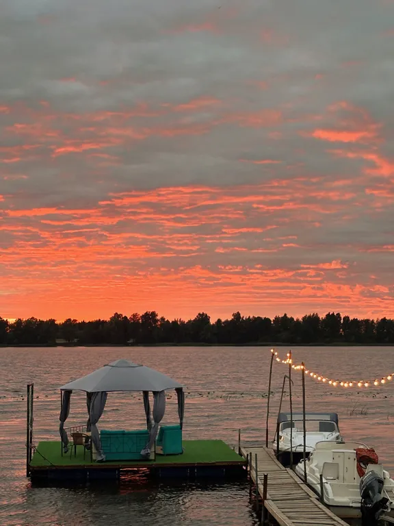 Двухэтажный дом на берегу реки Волга