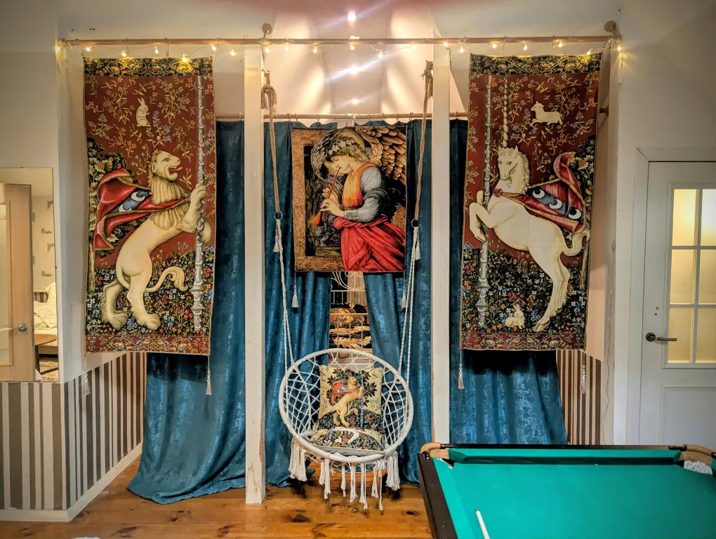 Большой красивый дом с камином в лесу