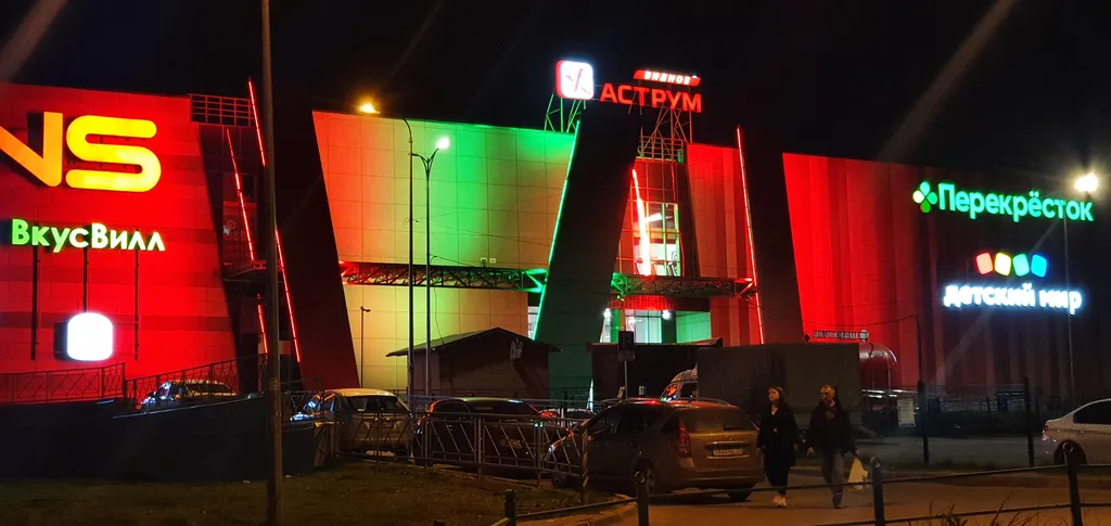 Уютная студия Мегаполис с большими окнами и плотными шторами