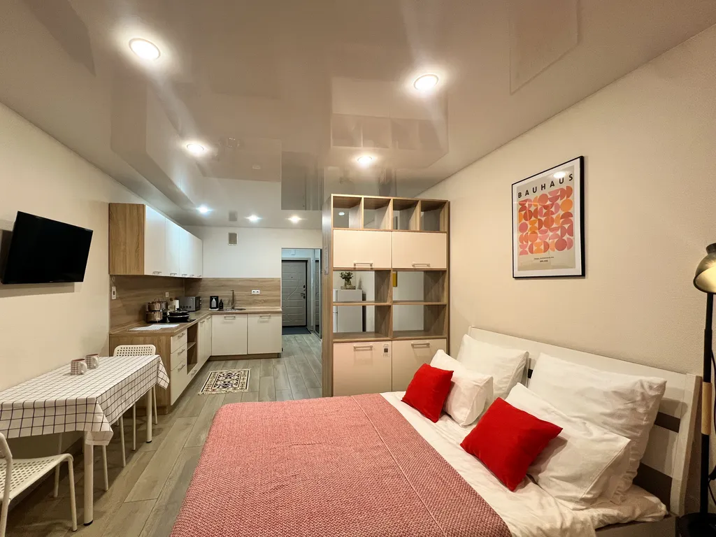 Интересная студия для троих