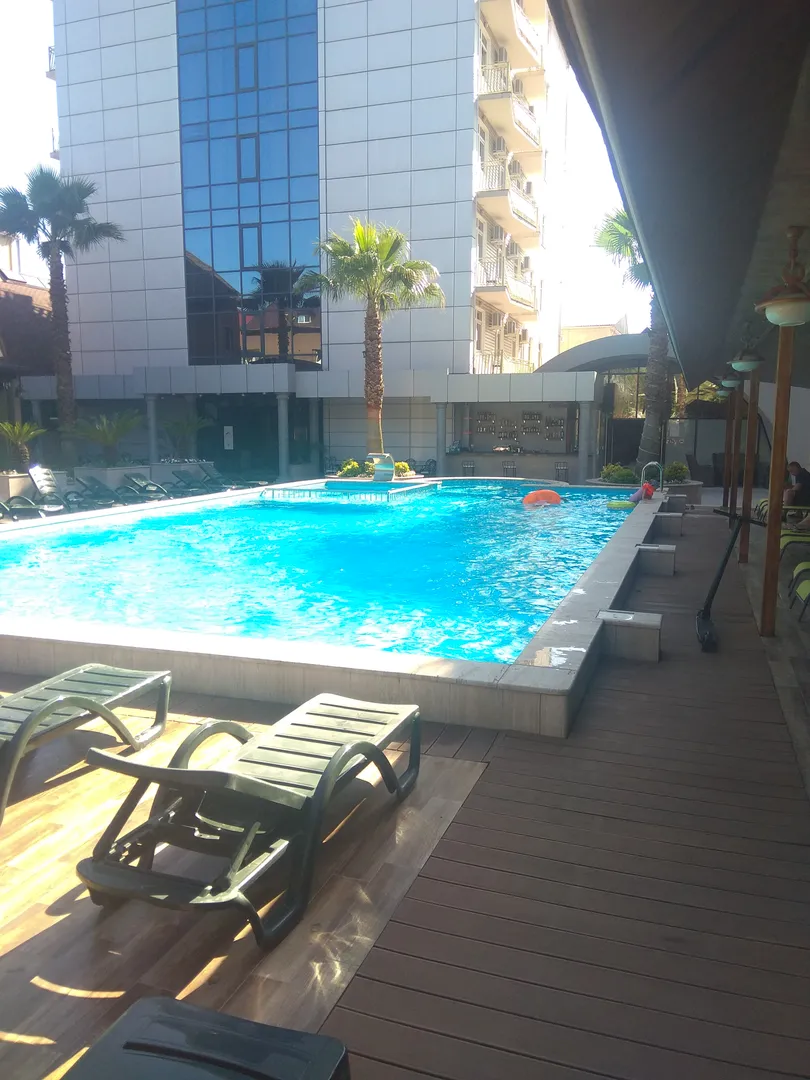 Платный бассейн с подогревом в отеле (20 метров от нас) 