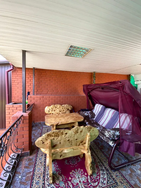 Деревянный дом с красивым видом на море