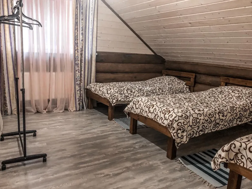 Дом в лесу на берегу реки Пра