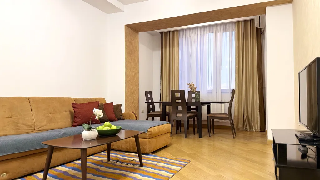 Квартира Улучшенные апартаменты с 1 спальней и  балконом в центре города — аренда посуточно в Ереван