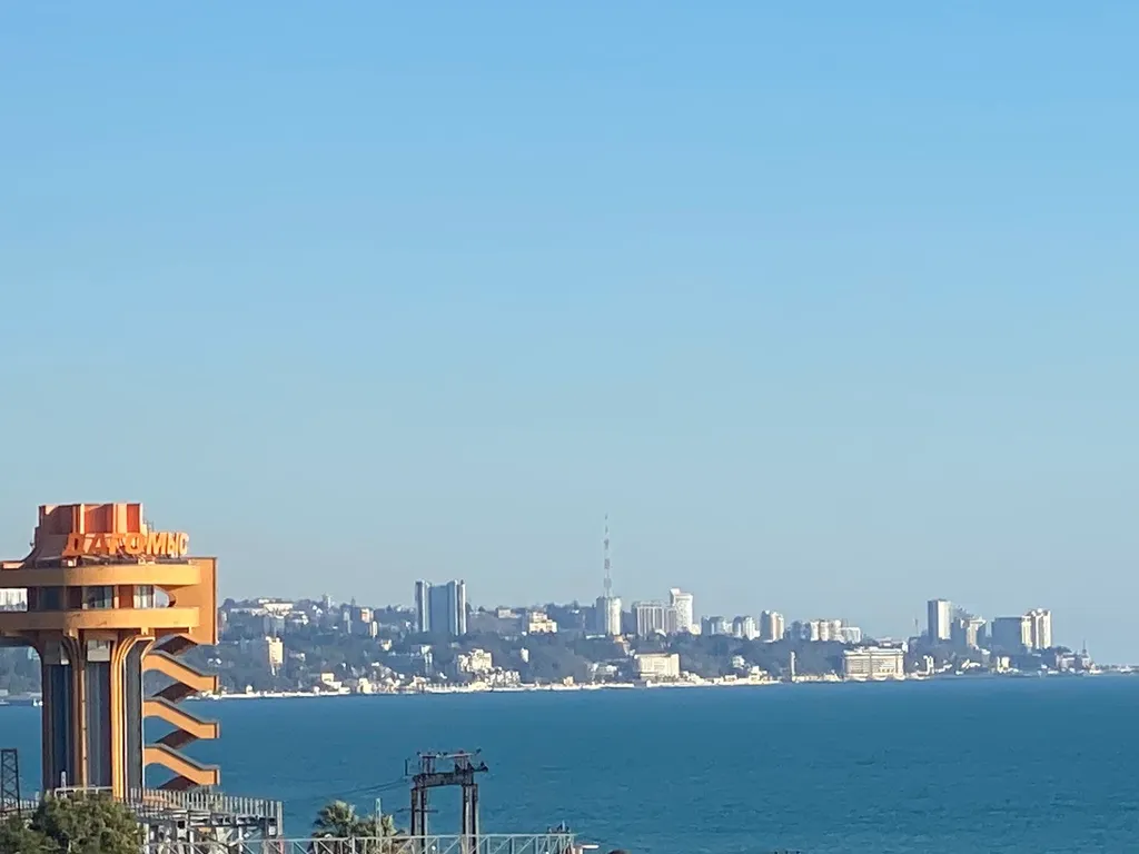 2-комнатная квартира с панорамными окнами у моря