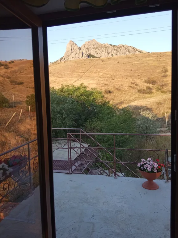 Домик у подножья заповедника КараДаг