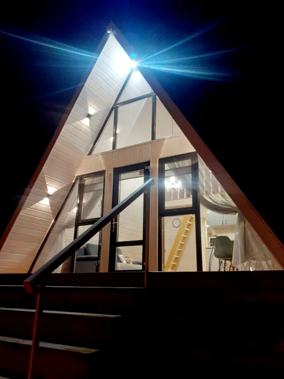 Яркий, новый, стильный большой коттедж Хижина зайца