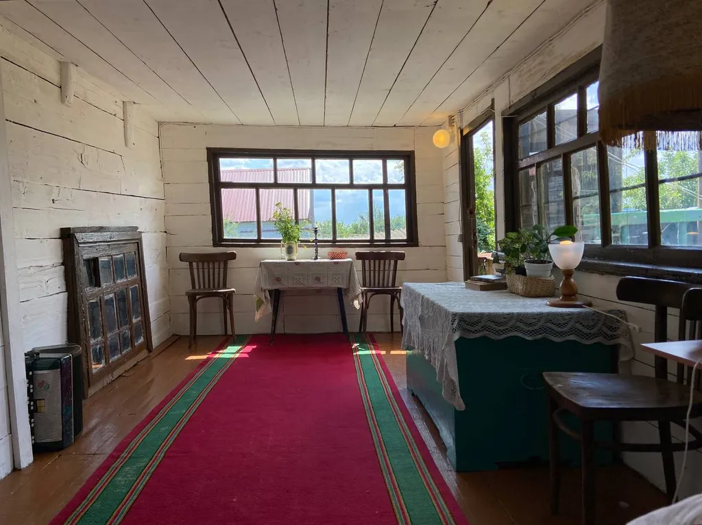 Восстановленная уютная русская изба со всеми удобствами